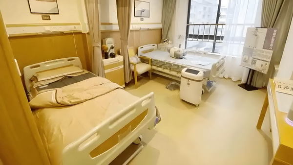 演硬汉成名却情路坎坷，8年不敢谈恋爱，遇小10岁的她成宠妻狂魔